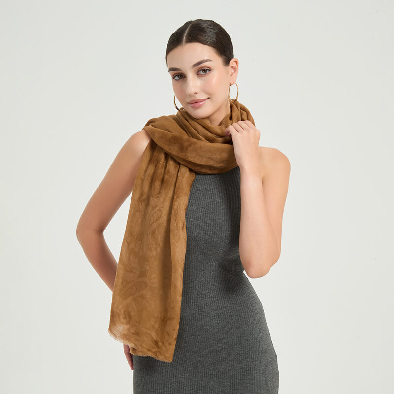 Elia Featherlight Lambswool Scarf Wrap - Brown (écharpe en laine d'agneau) – Image 4