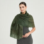 Sciarpa avvolgente in lana d'agnello Featherlight di Elia - Verde Hunter