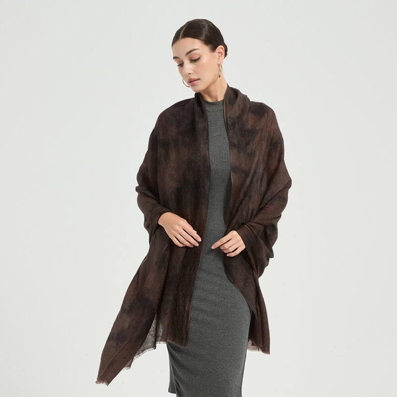 Elia Featherlight Lambswool Scarf Wrap - Dark Brown (écharpe en laine d'agneau) – Image 4