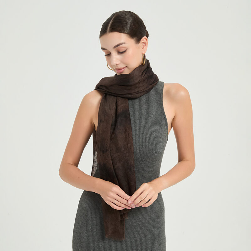 Elia Featherlight Lambswool Scarf Wrap - Dark Brown (écharpe en laine d'agneau) – Image 3