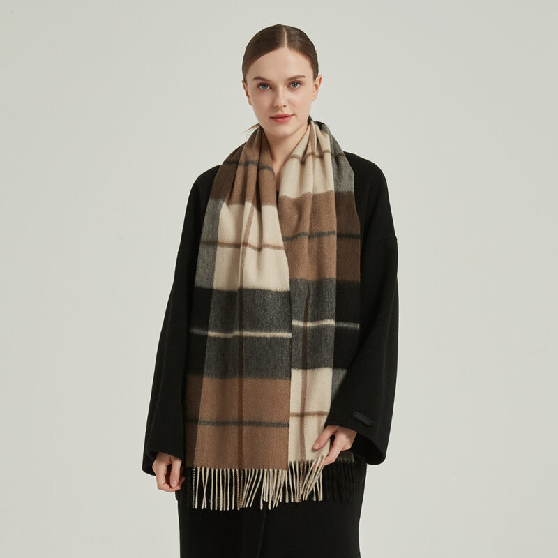 Echarpe en cachemire à carreaux Elsa – Image 3