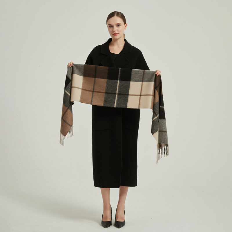 Echarpe en cachemire à carreaux Elsa – Image 2