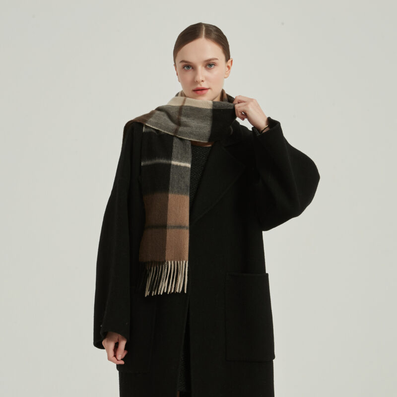 Echarpe en cachemire à carreaux Elsa – Image 4