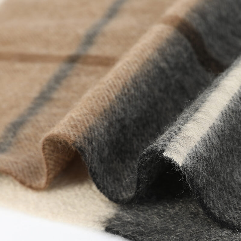 Echarpe en cachemire à carreaux Elsa – Image 7