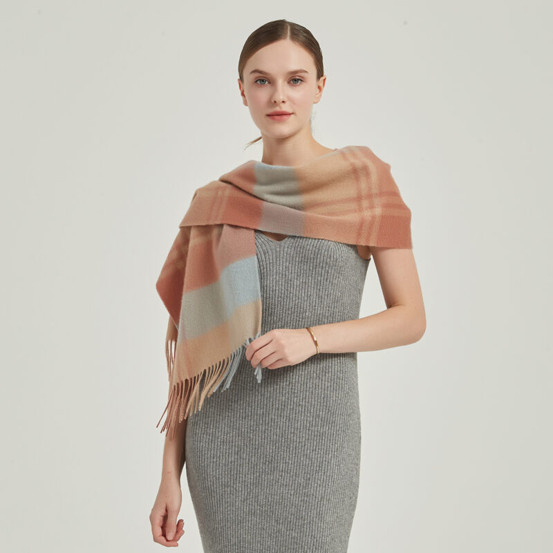 Écharpe en cachemire à carreaux Ember – Image 4