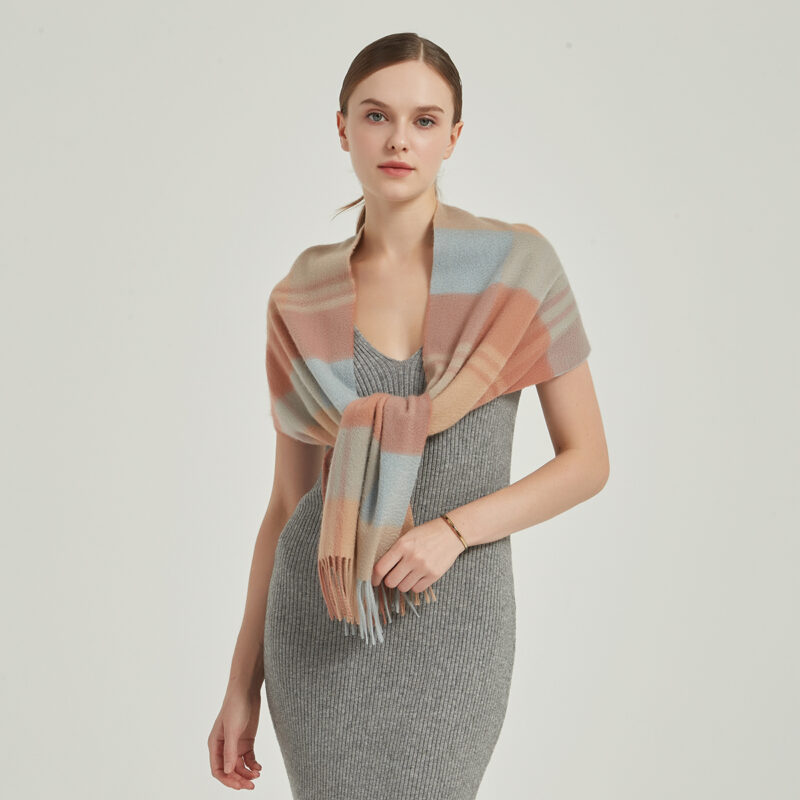 Écharpe en cachemire à carreaux Ember – Image 3