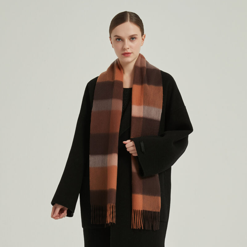 Zoya Check Cashmere Scarf - Tangerine – Bild 3