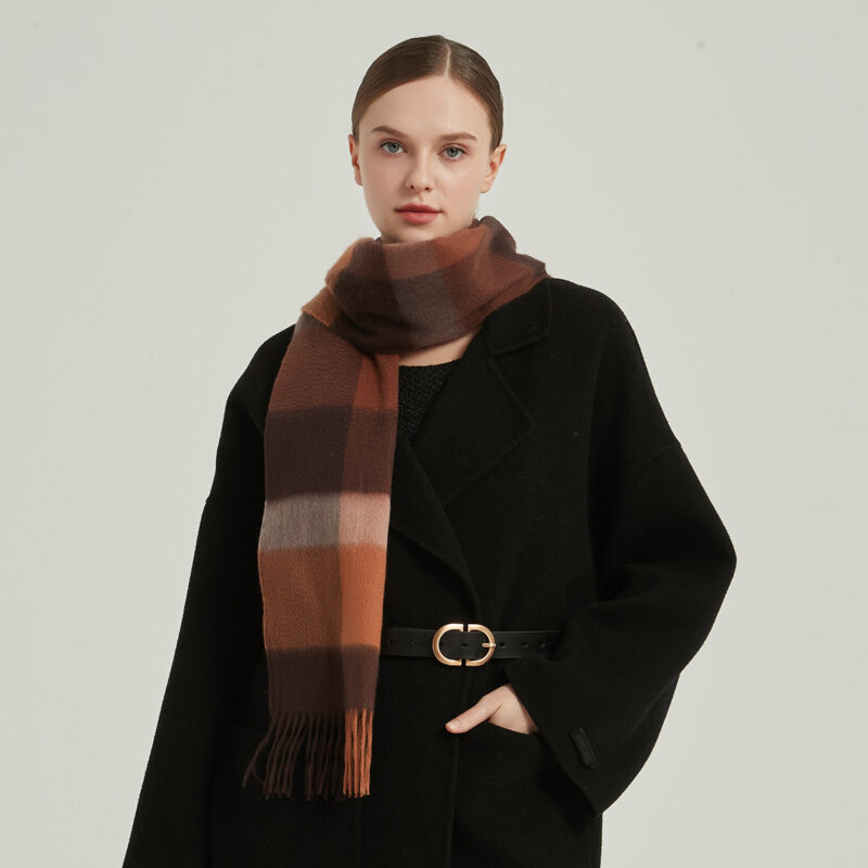 Zoya Check Cashmere Scarf - Tangerine – Bild 4