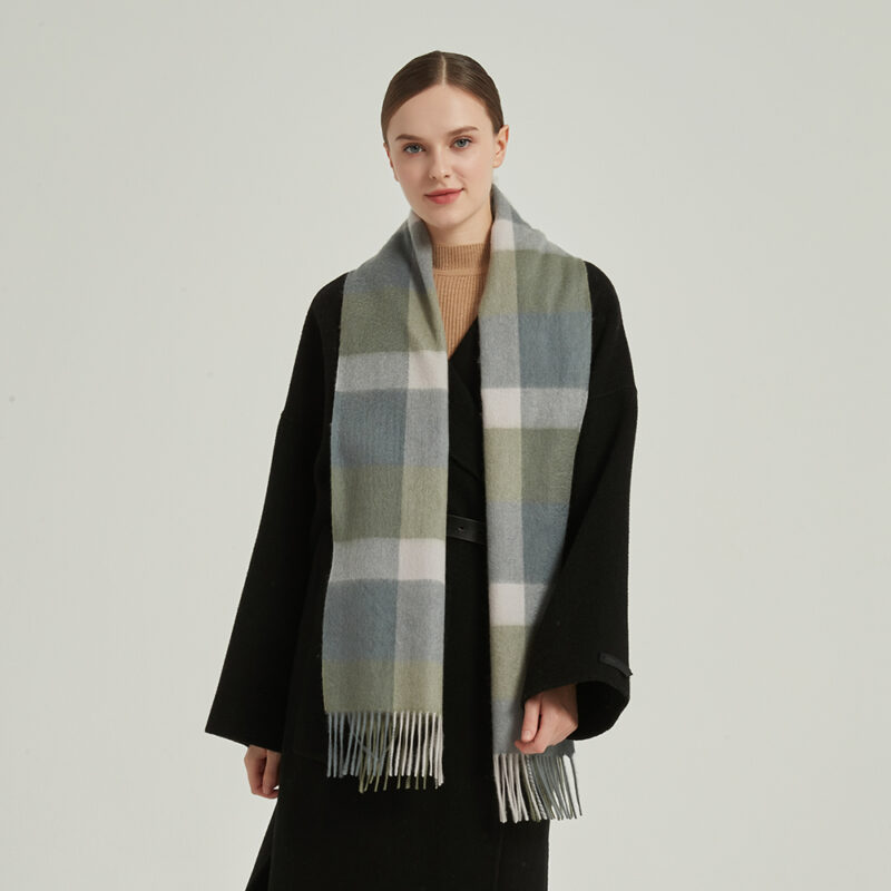 Écharpe en cachemire à carreaux Zoya – Image 2