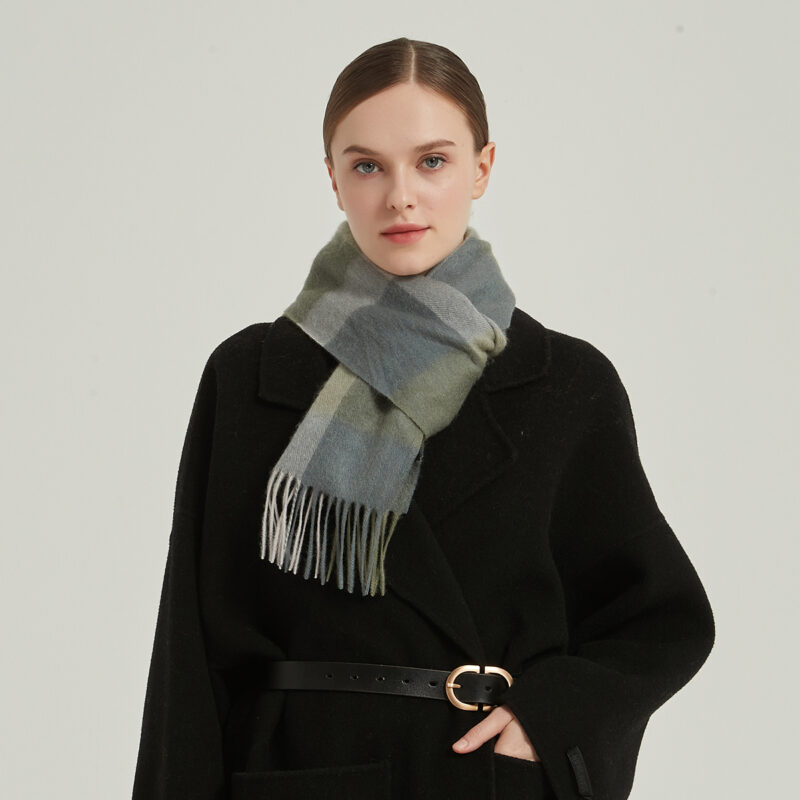 Écharpe en cachemire à carreaux Zoya – Image 3