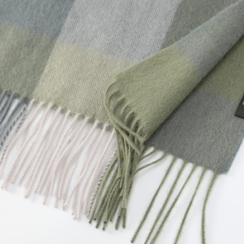 Écharpe en cachemire à carreaux Zoya – Image 5