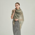 Sciarpa avvolgente in cashmere di Eileen Cloudlight - Verde alloro