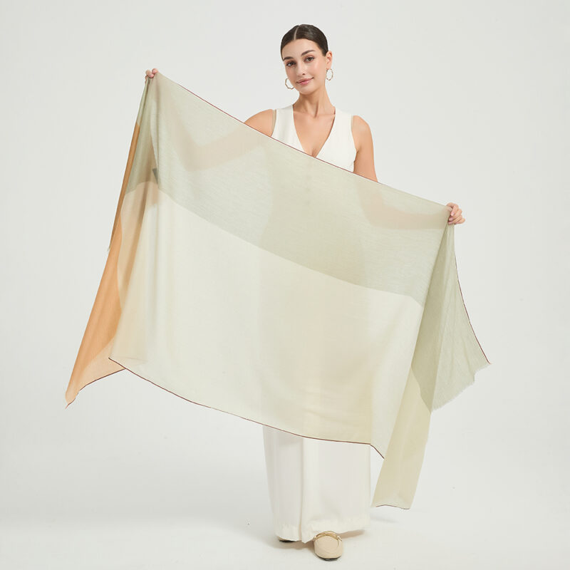 Celia Federleichter Schal aus Lammwolle - Laurel Green – Bild 2