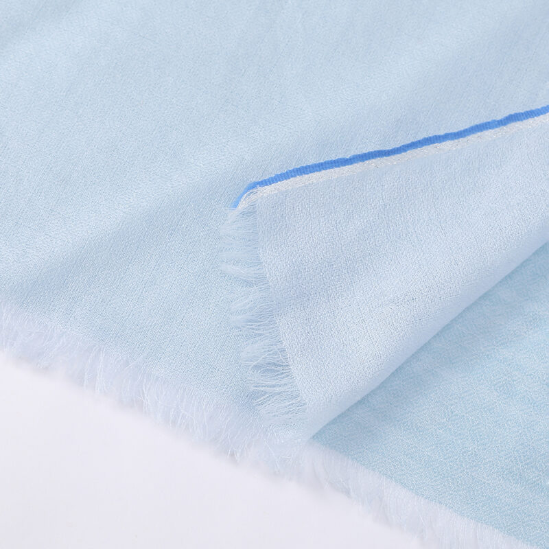 Celia Federleichter Lambswool Schal Wrap - Himmelblau – Bild 7