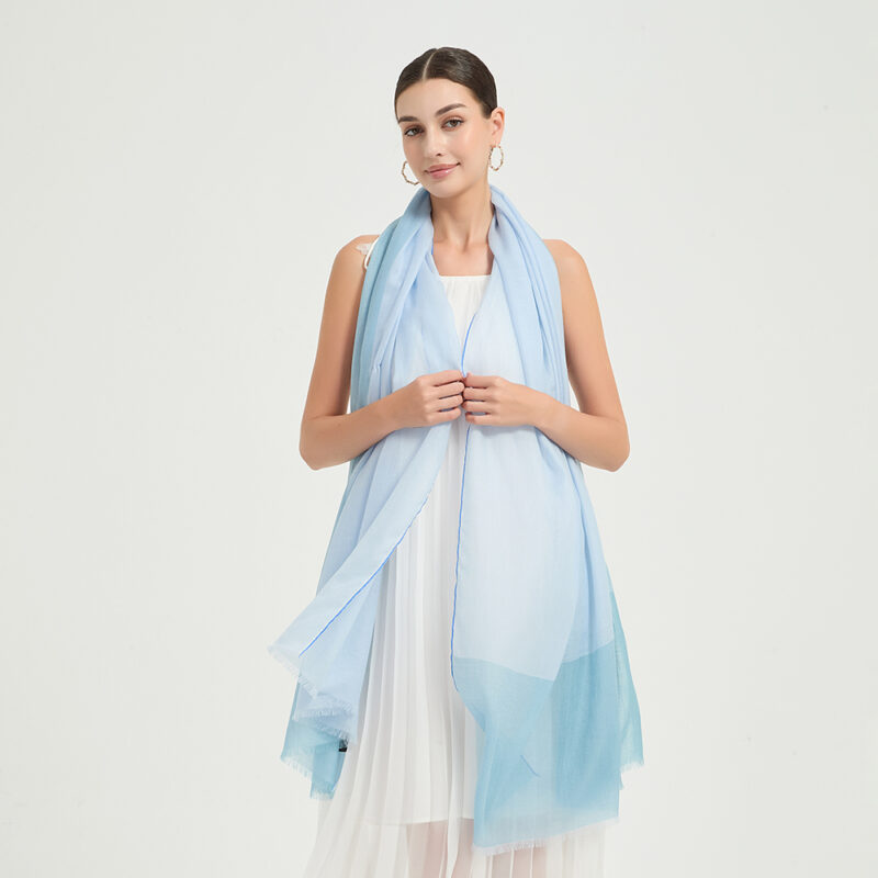 Celia Federleichter Lambswool Schal Wrap - Himmelblau – Bild 3