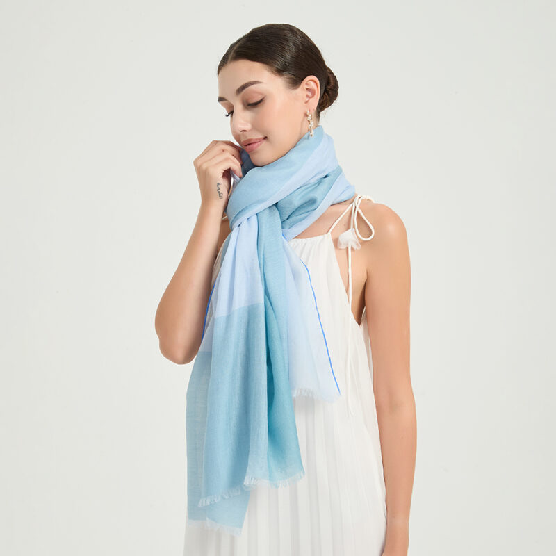 Celia Federleichter Lambswool Schal Wrap - Himmelblau – Bild 4