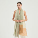 Sciarpa Celia in lana d'agnello Featherlight - Verde Alloro