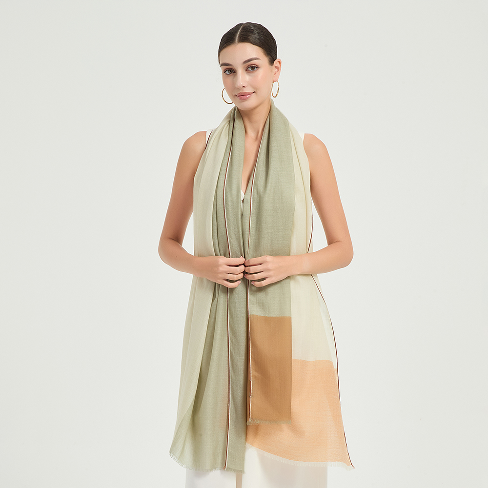 celia 1430 Celia Featherlight Lambswool Scarf Wrap - Laurel Green (écharpe en laine d'agneau) – Image 1