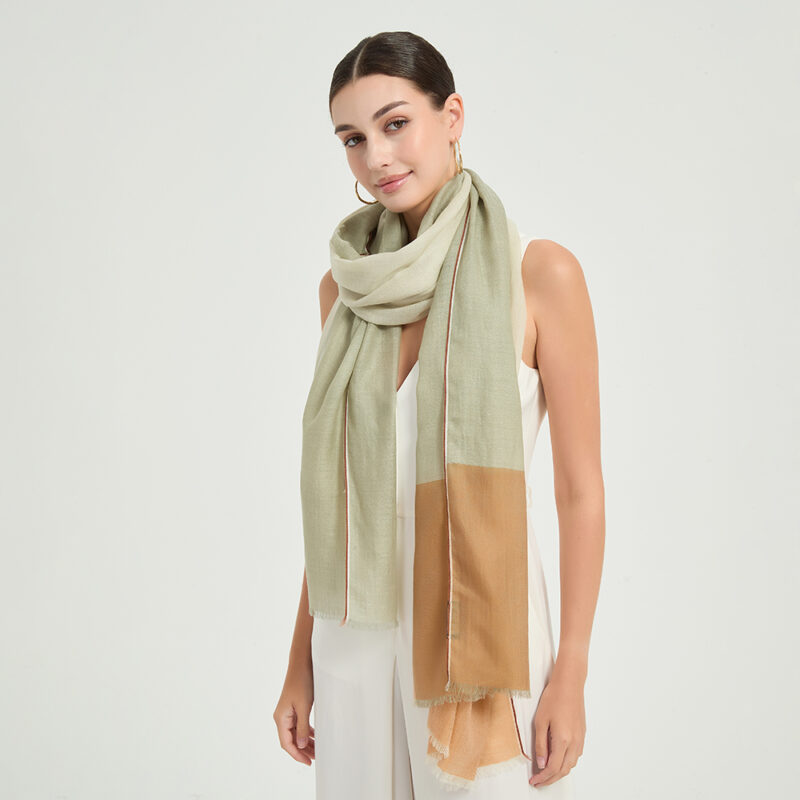 Celia Federleichter Schal aus Lammwolle - Laurel Green – Bild 4