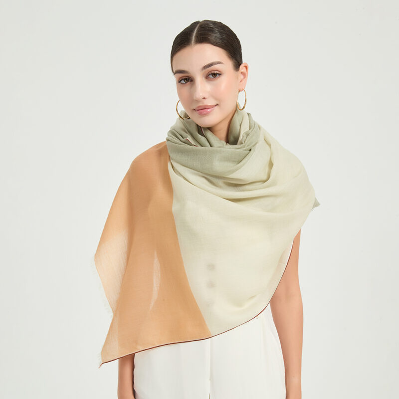 Celia Federleichter Schal aus Lammwolle - Laurel Green – Bild 3