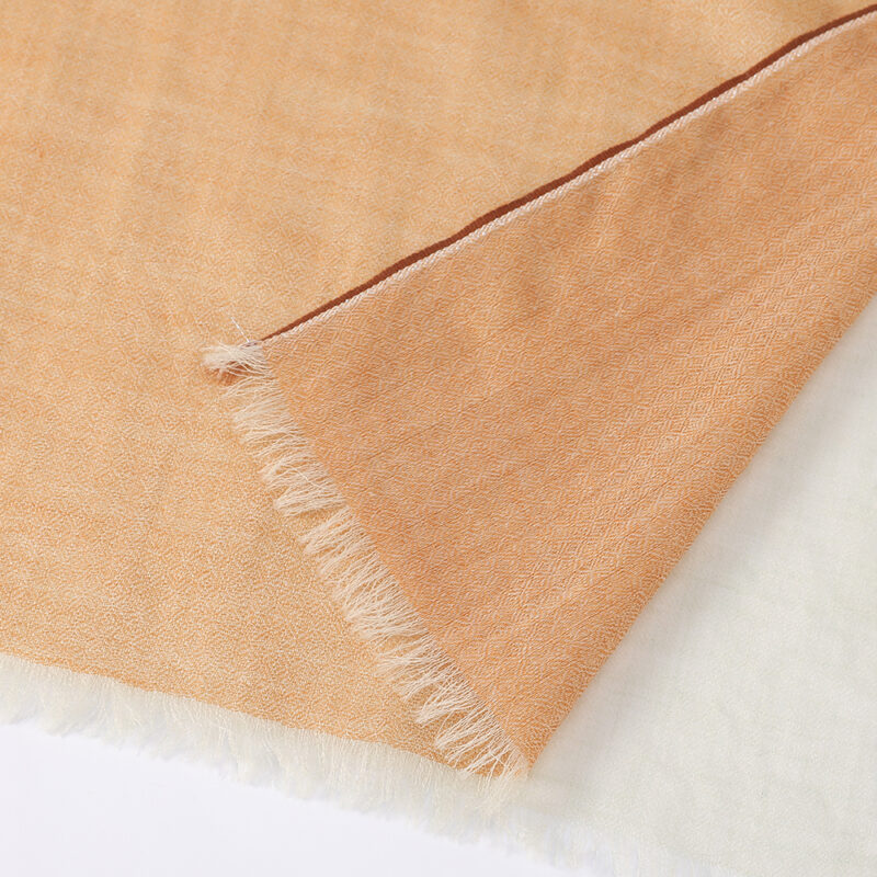 Celia Federleichter Schal aus Lammwolle - Laurel Green – Bild 6