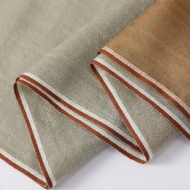 Celia Federleichter Schal aus Lammwolle - Laurel Green – Bild 5