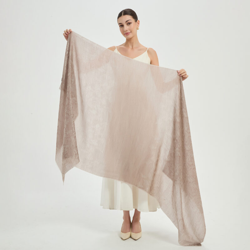 Écharpe en cachemire Kaeli Featherlight - Khaki – Image 2