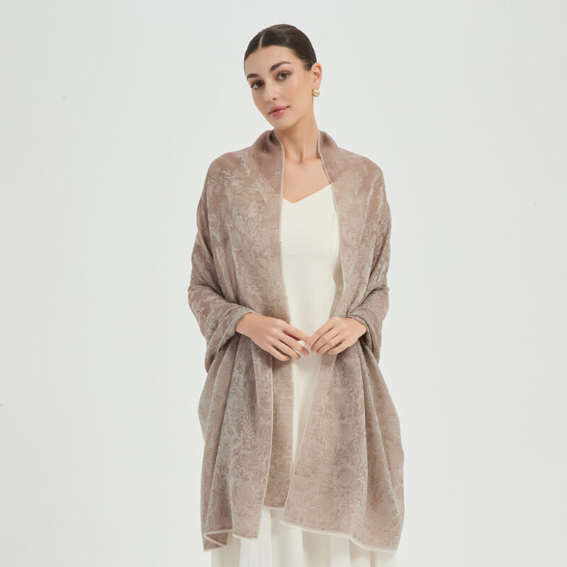 Écharpe en cachemire Kaeli Featherlight - Khaki – Image 3