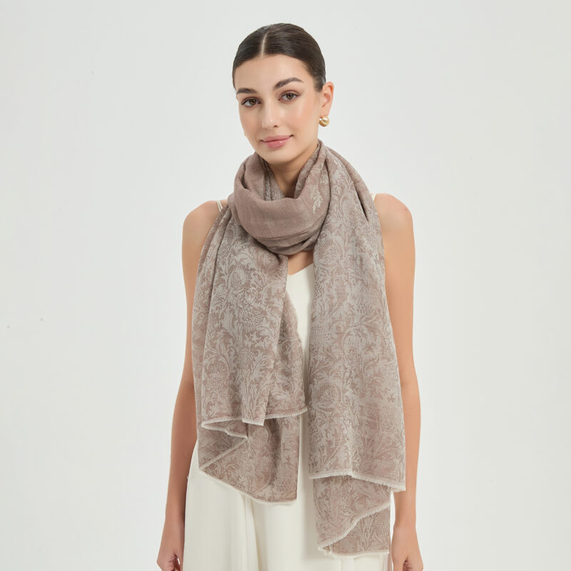 Écharpe en cachemire Kaeli Featherlight - Khaki – Image 4