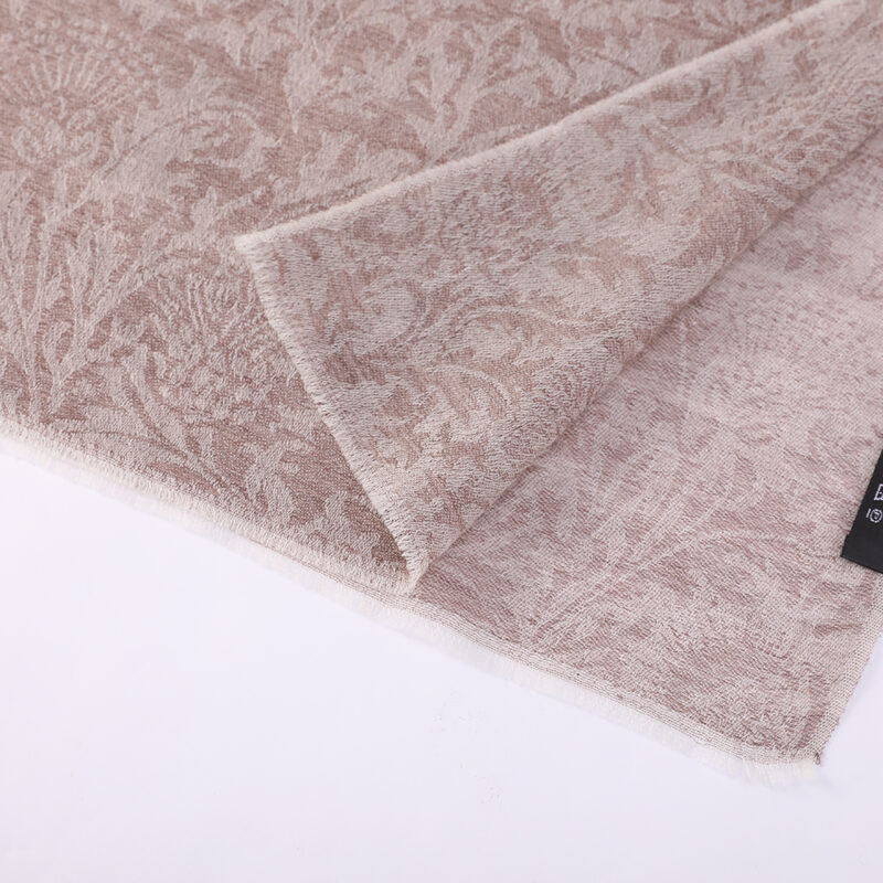 Écharpe en cachemire Kaeli Featherlight - Khaki – Image 6