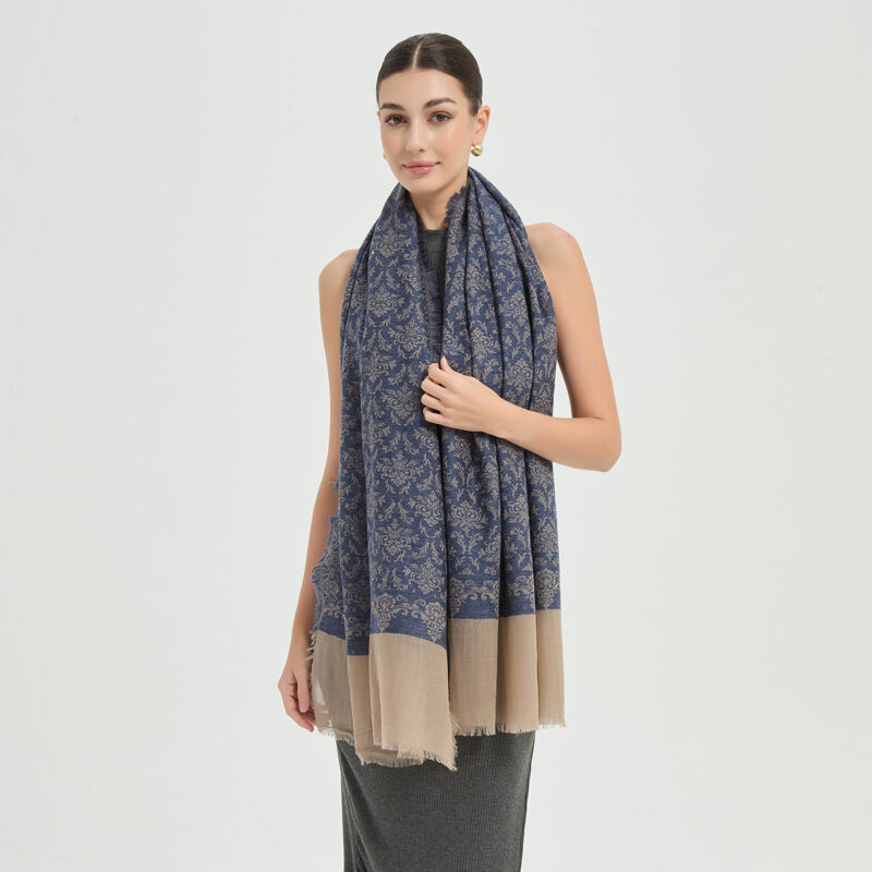 Sciarpa a portafoglio in cashmere Featherlight di Kamal - Blu scuro - immagine 4