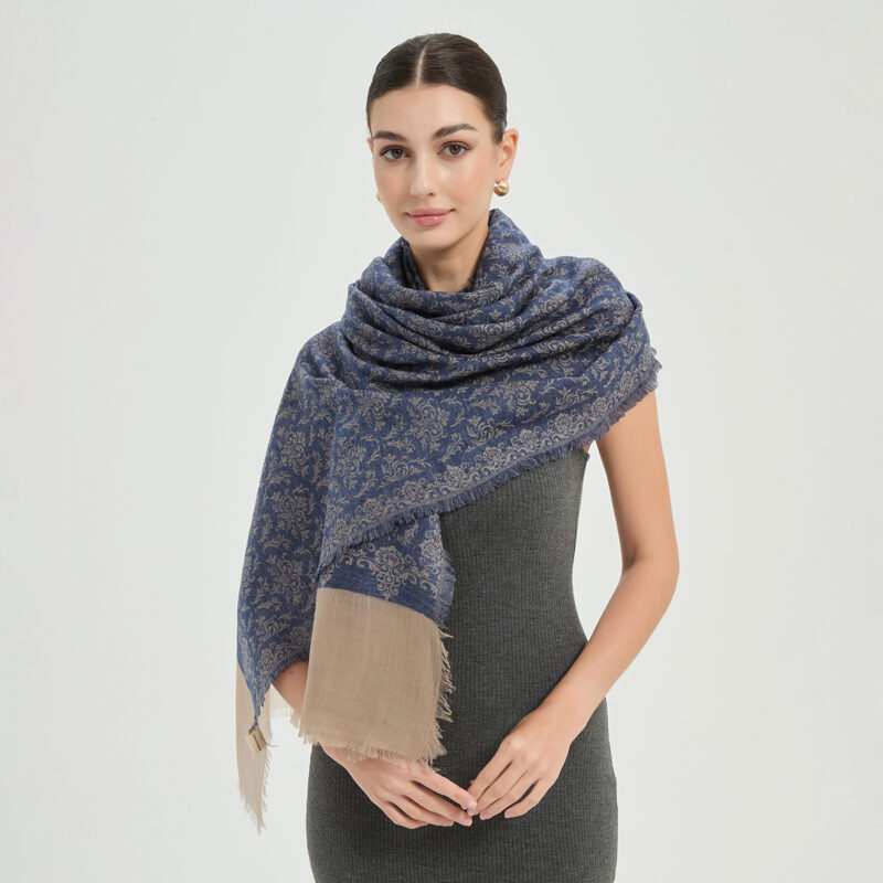 Sciarpa a portafoglio in cashmere Featherlight di Kamal - Blu scuro - immagine 3