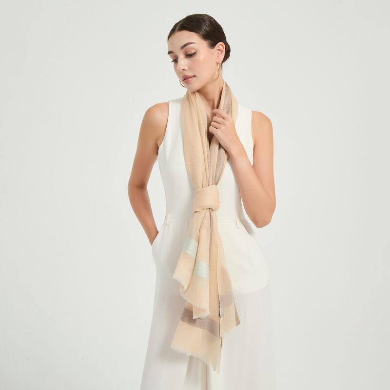 Melina Federleichter Kaschmir Schal Wrap - Beige – Bild 3