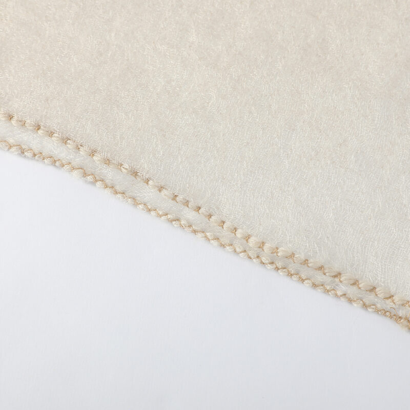 Écharpe en cachemire Lyra Featherlight - Khaki – Image 6