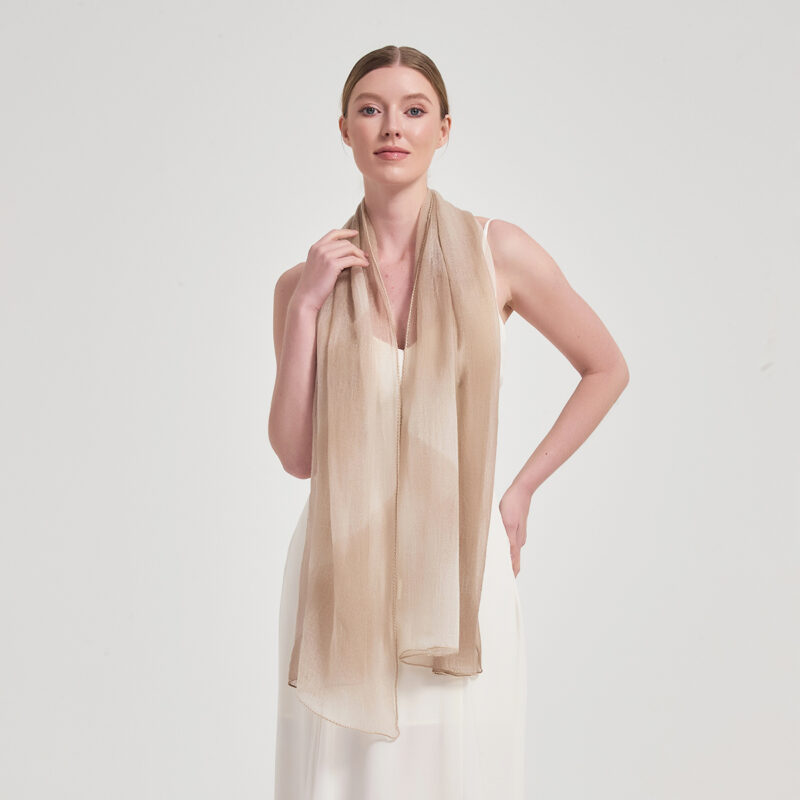 Écharpe en cachemire Lyra Featherlight - Khaki – Image 3