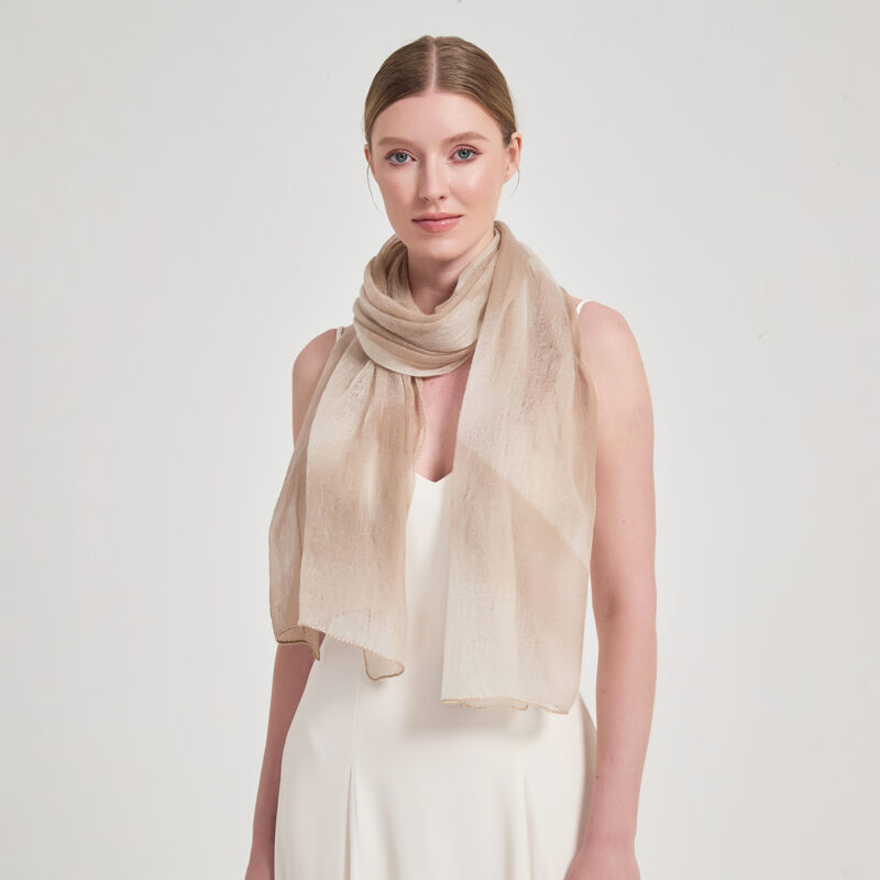 Écharpe en cachemire Lyra Featherlight - Khaki – Image 4