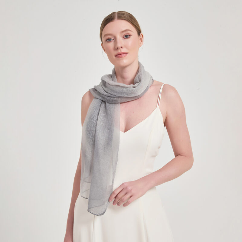 Écharpe en cachemire Lyra Featherlight - Gris – Image 4
