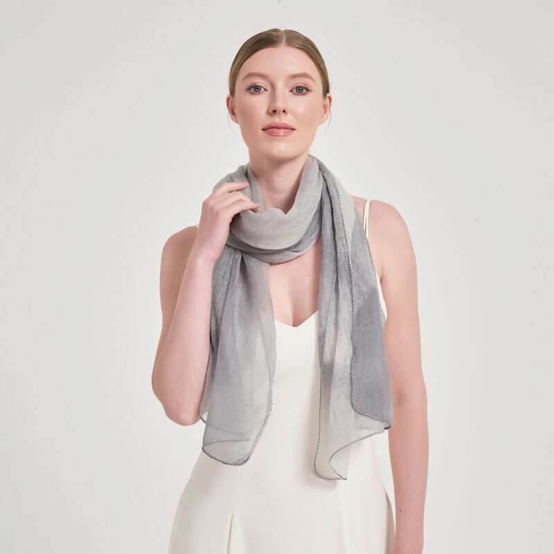 Écharpe en cachemire Lyra Featherlight - Gris – Image 3