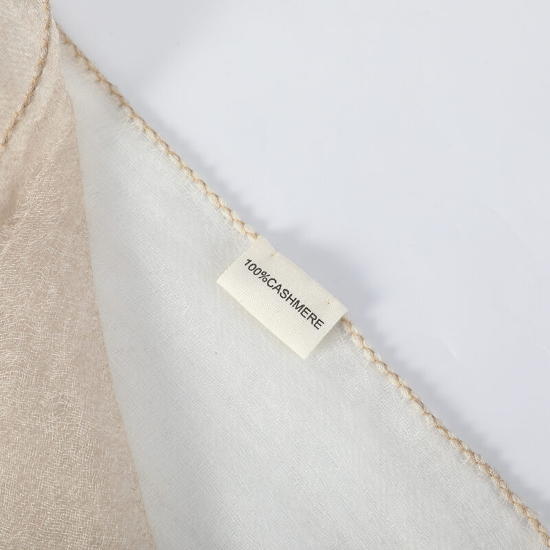 Écharpe en cachemire Lyra Featherlight - Khaki – Image 7
